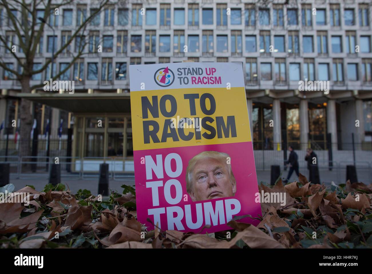 Londra, Regno Unito. Xx gen, 2017. Protesta Anti-Trump Ambasciata USA, Grosvenor Square, Londra, Regno Unito. questa sera la protesta contro l'inaugurazione del Presidente americano Donald Trump fuori Londra ambasciata statunitense Foto Stock