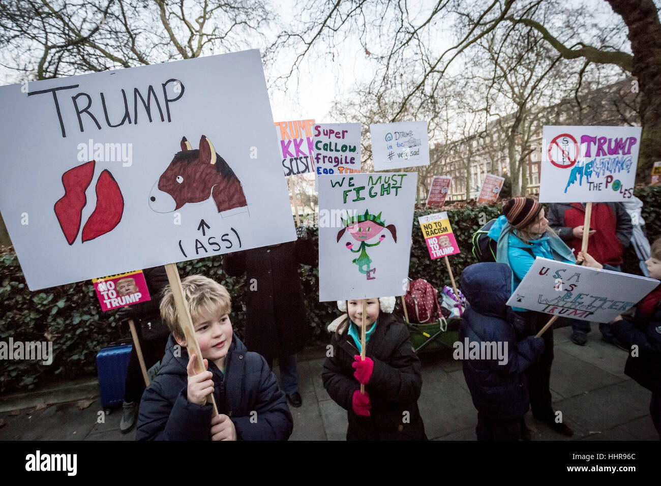 Londra, Regno Unito. Il 20 gennaio, 2017. Anti-Trump proteste al di fuori di Londra Ambasciata degli Stati Uniti il giorno della inaugurazione presidenziale di Donald Trump © Guy Corbishley Foto Stock