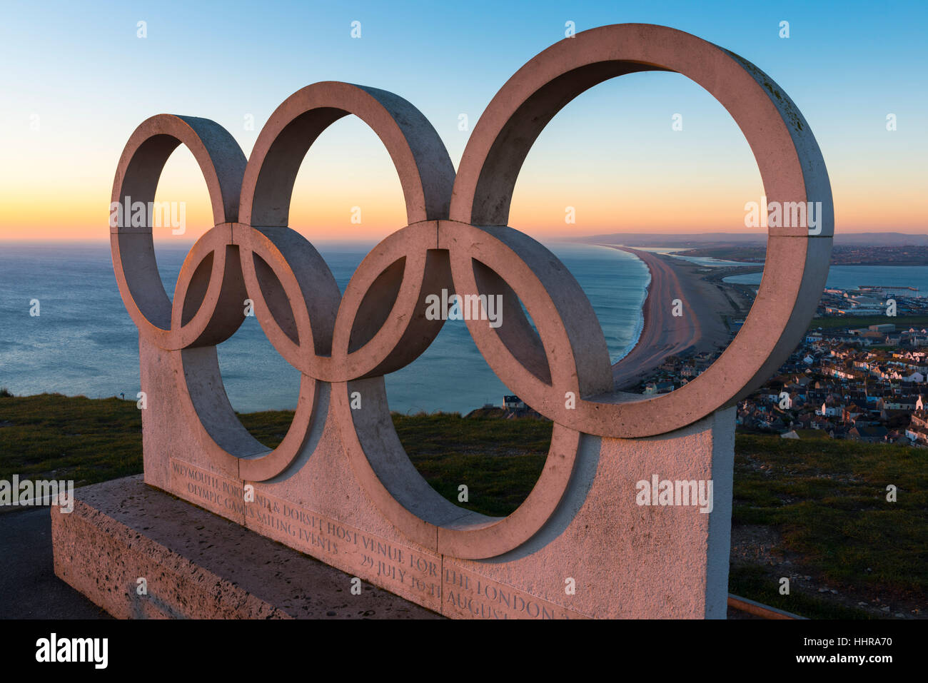 Altezze di Portland, Portland, Dorset, Regno Unito. Il 20 gennaio 2017. Regno Unito Meteo. La pietra di Portland Londra 2012 anelli olimpici a Portland altezze sull'isola di Portland nel Dorset guardando ad ovest lungo Chesil Beach in una fredda giornata risolta durante il tardo pomeriggio poco prima del tramonto. Credito Foto: Graham Hunt/Alamy Live News. Foto Stock