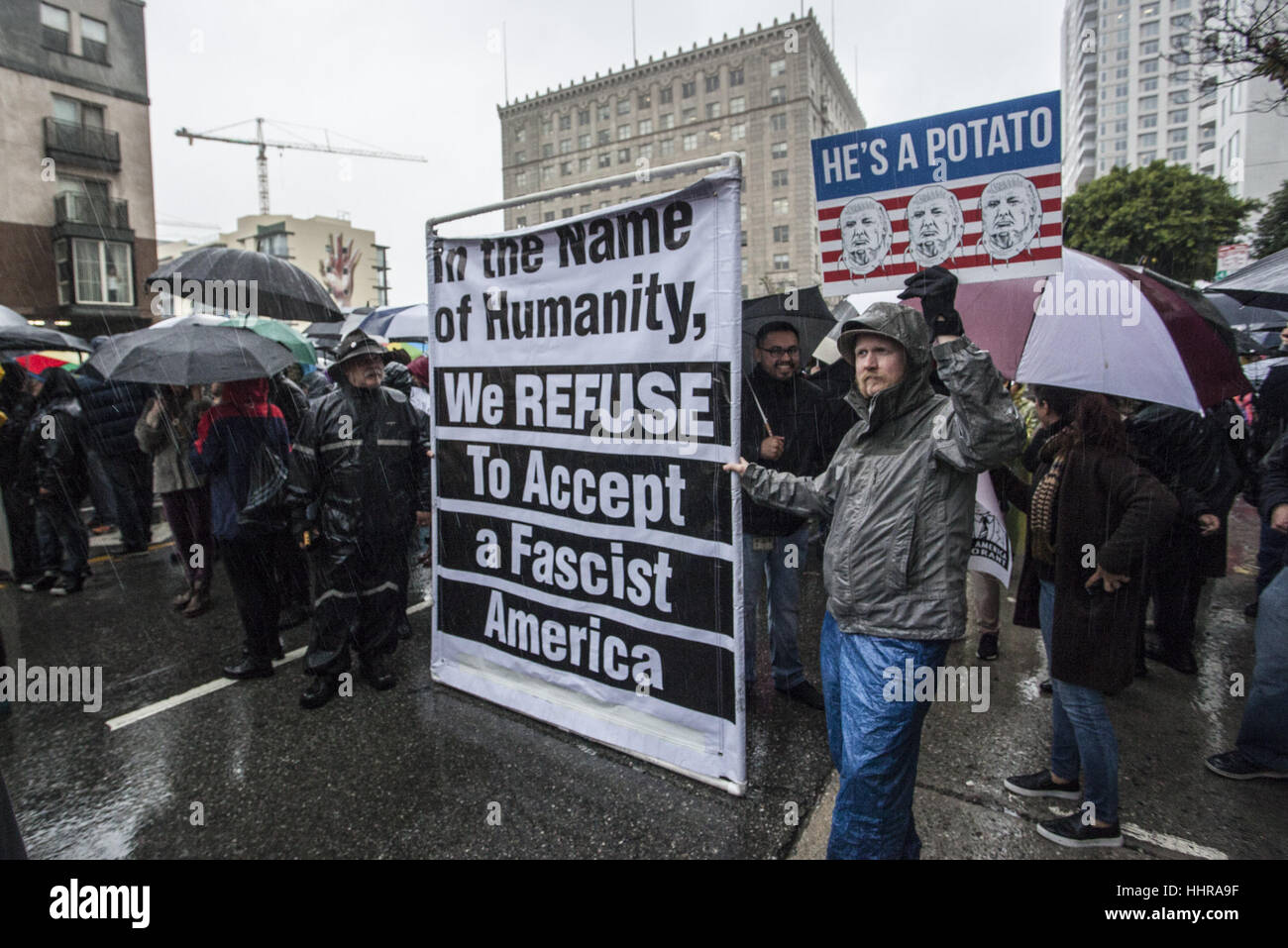 Los Angeles, California, USA. Xx gen, 2017. Il centro cittadino di Los Angeles, sotto la pioggia battente di più gruppi di determinare la protesta attivista Presidente Trump inaugurazione. Banner, ''ci rifiutiamo di accettare un fascista di credito America: Dave banche/ZUMA filo/Alamy Live News Foto Stock