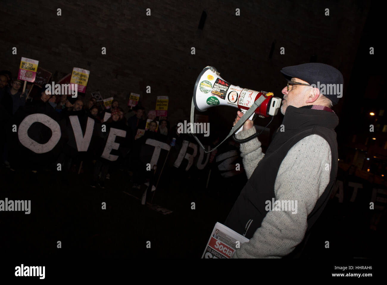 Cardiff, Regno Unito. Il 20 gennaio, 2017. I manifestanti al di fuori del Castello di Cardiff, Galles come parte di una dimostrazione contro che incombe il presidente statunitense Donald Trump, organizzato da Stand fino al razzismo. Credito: Aimee mandria/Alamy Live News Foto Stock