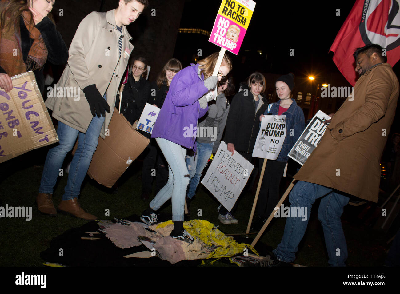 Cardiff, Regno Unito. Il 20 gennaio, 2017. I manifestanti al di fuori del Castello di Cardiff, Galles come parte di una dimostrazione contro che incombe il presidente statunitense Donald Trump, organizzato da Stand fino al razzismo. Credito: Aimee mandria/Alamy Live News Foto Stock
