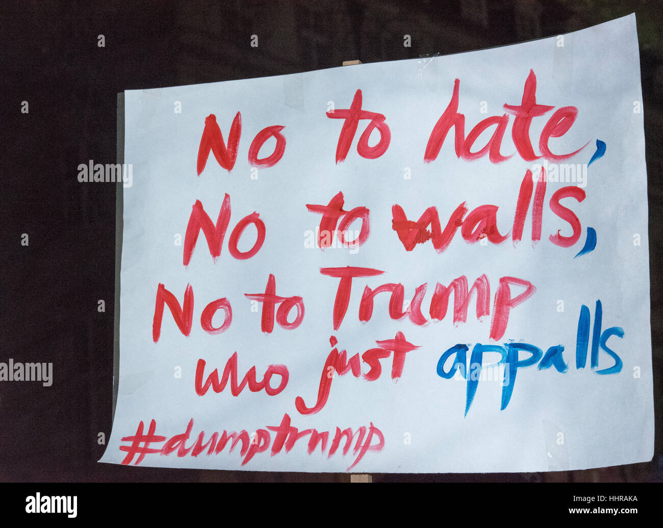 Londra, Regno Unito. Il 20 gennaio, 2017. Striscioni e insegne a anti-Trump rally e marzo al di fuori dell'Ambasciata americana a Londra. Credito: Ian Davidson/Alamy Live News Foto Stock