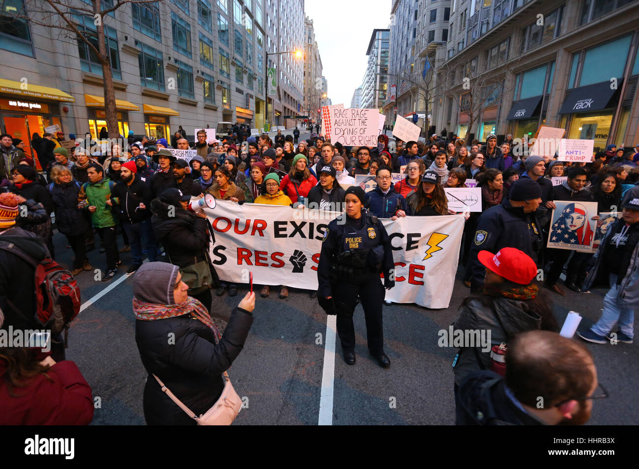 Washington DC, Stati Uniti. 20 gennaio 2017. Un gruppo diversificato di dimostranti usa l'azione diretta per bloccare un checkpoint di sicurezza alla Parata inaugurale, mentre la polizia del Dipartimento della sicurezza interna guarda sopra. I manifestanti vogliono inviare un messaggio che non scompariranno tranquillamente in un’amministrazione Trump. Foto Stock