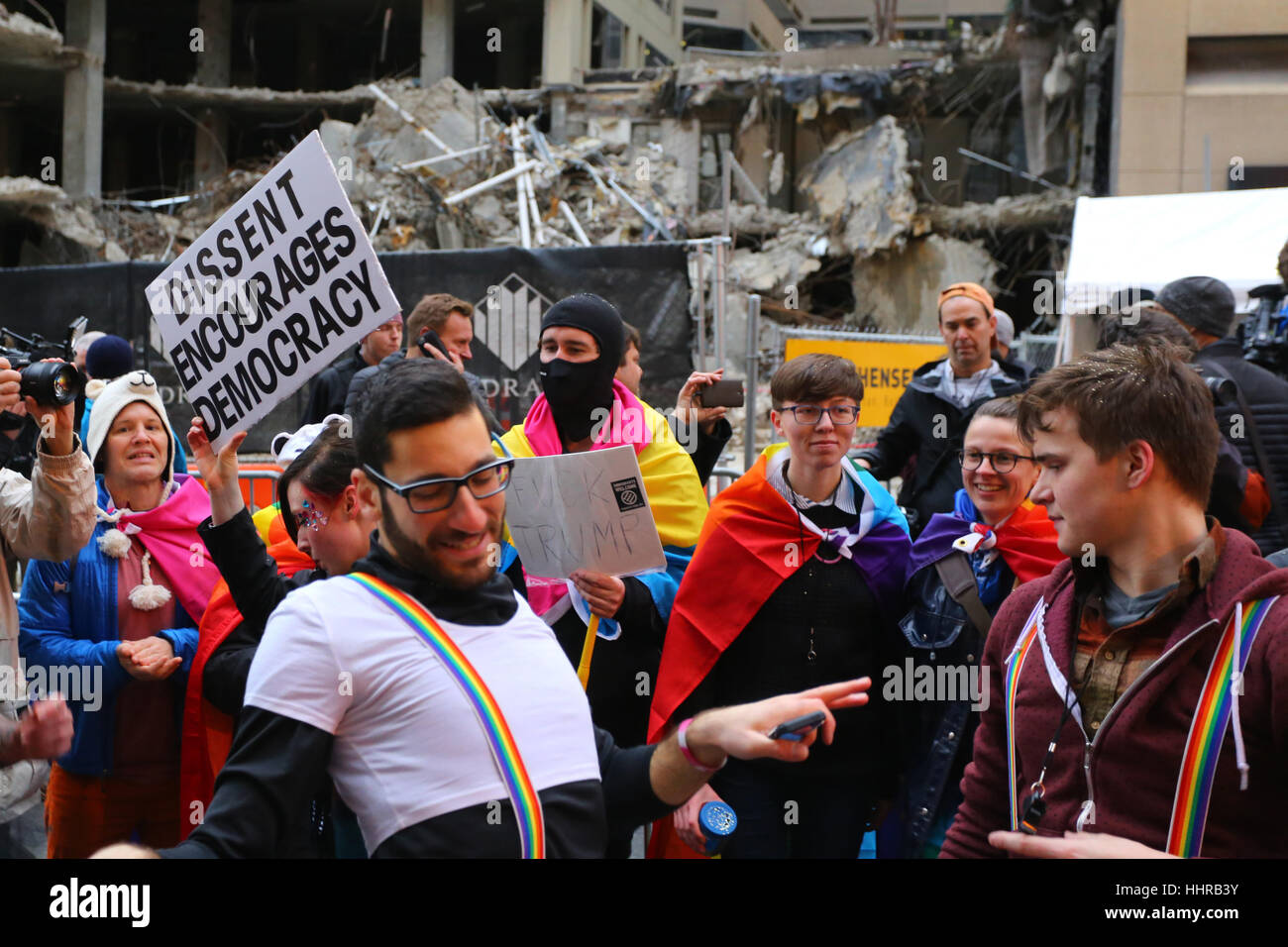 Washington DC, Stati Uniti. 20 gennaio 2017. I sostenitori dei diritti della regina bloccano giocosamente un checkpoint di sicurezza per la Parata inaugurale con una festa di ballo. Vogliono far sapere alle persone che resisteranno a qualsiasi tentativo di erodere i diritti LGBQT. Foto Stock
