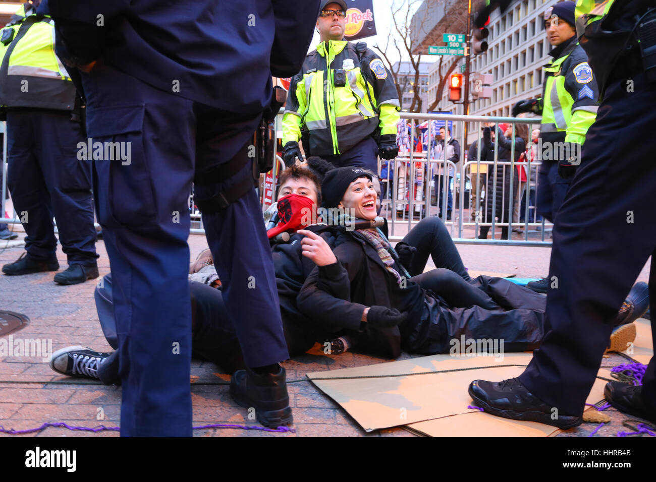 Washington DC, Stati Uniti. 20 gennaio 2017. I dimostranti usano le tecniche di azione diretta--U serrature bloccate intorno al loro collo --per stimie sforzi dalla polizia per rimuoverli da un checkpoint di sicurezza di Inaugurazione. I manifestanti, organizzati sotto il futuro è femminista, è stato uno dei diversi gruppi che hanno interrotto l'accesso alla Parata Inaugurale di Trump. Foto Stock