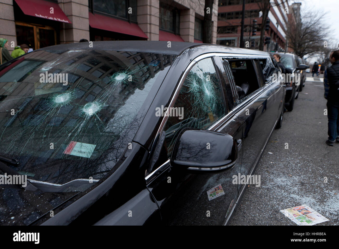 Washington, Stati Uniti d'America. Il 20 gennaio, 2017. Migliaia di anti-Trump manifestanti marzo solo al di fuori dell'inaugurazione presidenziale perimetro di sicurezza. Molti manifestanti si scontrano con la polizia. Credito: B Christopher/Alamy Live News Foto Stock