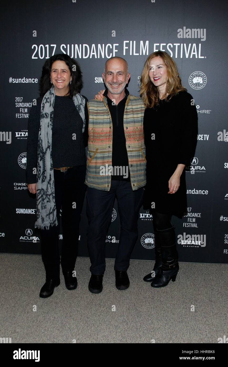 Park City, Stati Uniti d'America. Xx gen, 2017. Gigi Pritzker, Russell Levine, Rachel Shane ha visto arrivare al 'Fisso' Premiere al Sundance Film Festival 2017, tenutosi presso il Teatro Eccles in Park City, Utah. Credito: James Atoa/Everett raccolta/Alamy Live News Foto Stock