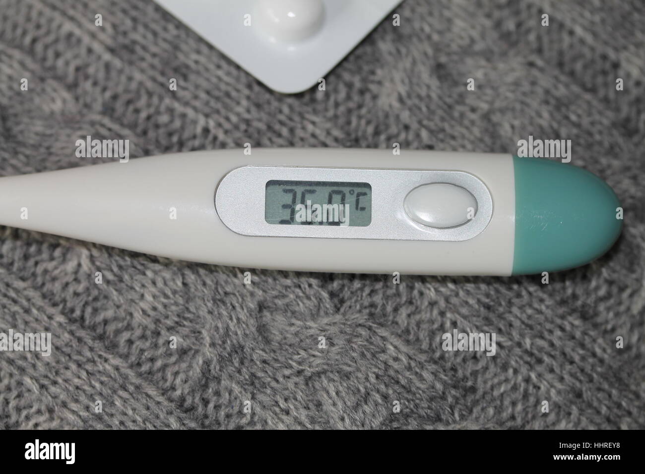 Un fieberthemometer e compresse Foto Stock