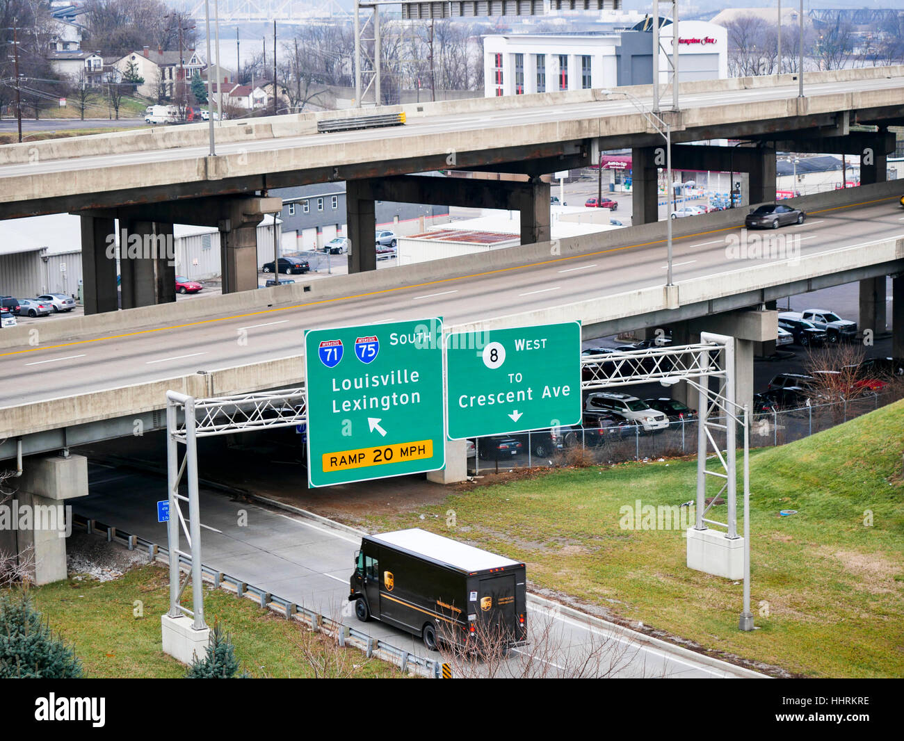 Interstate 75 autostrada interscambio e UPS carrello, Covington, Kentucky. Foto Stock