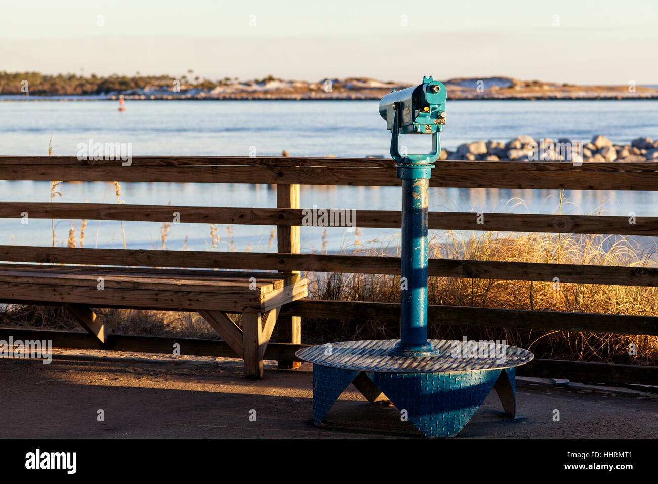 A gettone telescopio guardando verso il guscio isola. Panama City Beach, Florida. Foto Stock