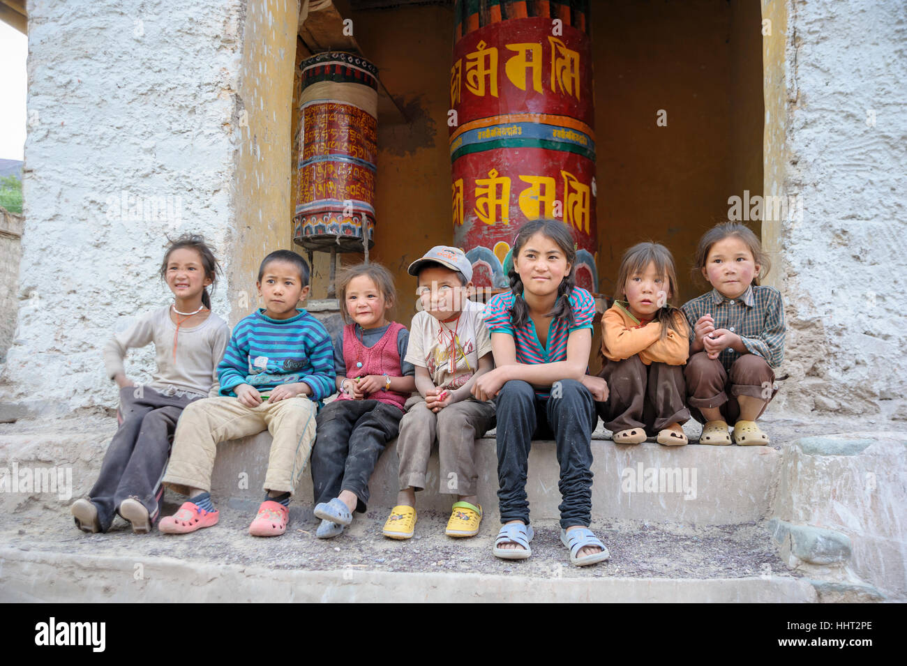 I bambini posti a sedere e foto scattata sul modo di Leh, Leh Manali autostrada. India Foto Stock