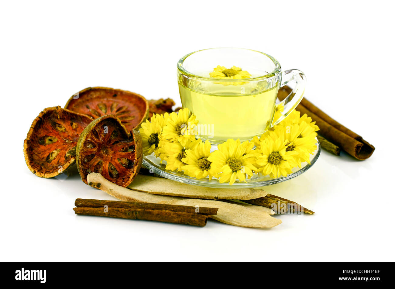 Crisantemo tè cinese con la medicina di erbe su sfondo bianco. Foto Stock