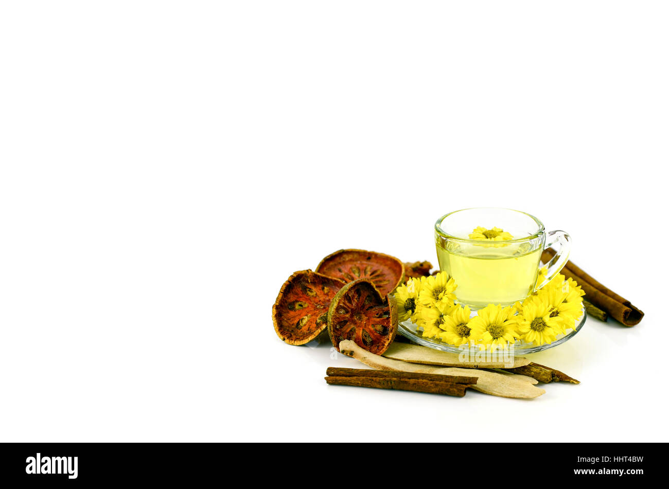 Crisantemo tè cinese con la medicina di erbe su sfondo bianco. Foto Stock