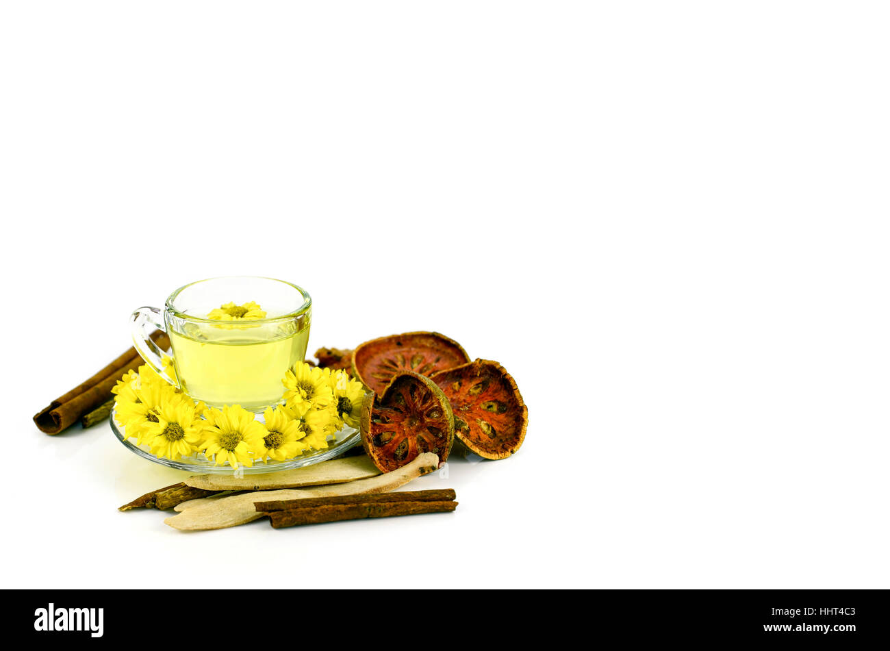 Crisantemo tè cinese con la medicina di erbe su sfondo bianco. Foto Stock
