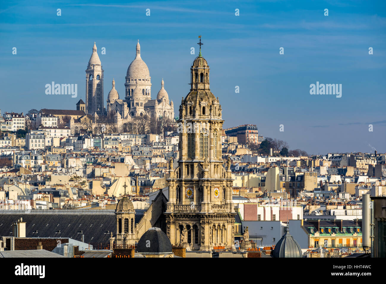 Tetti di Parigi e con la vista della Basilica del Sacre Coeur di Montmartre e la Chiesa della Trinità. Xviii arrondissement di Parigi, Francia Foto Stock