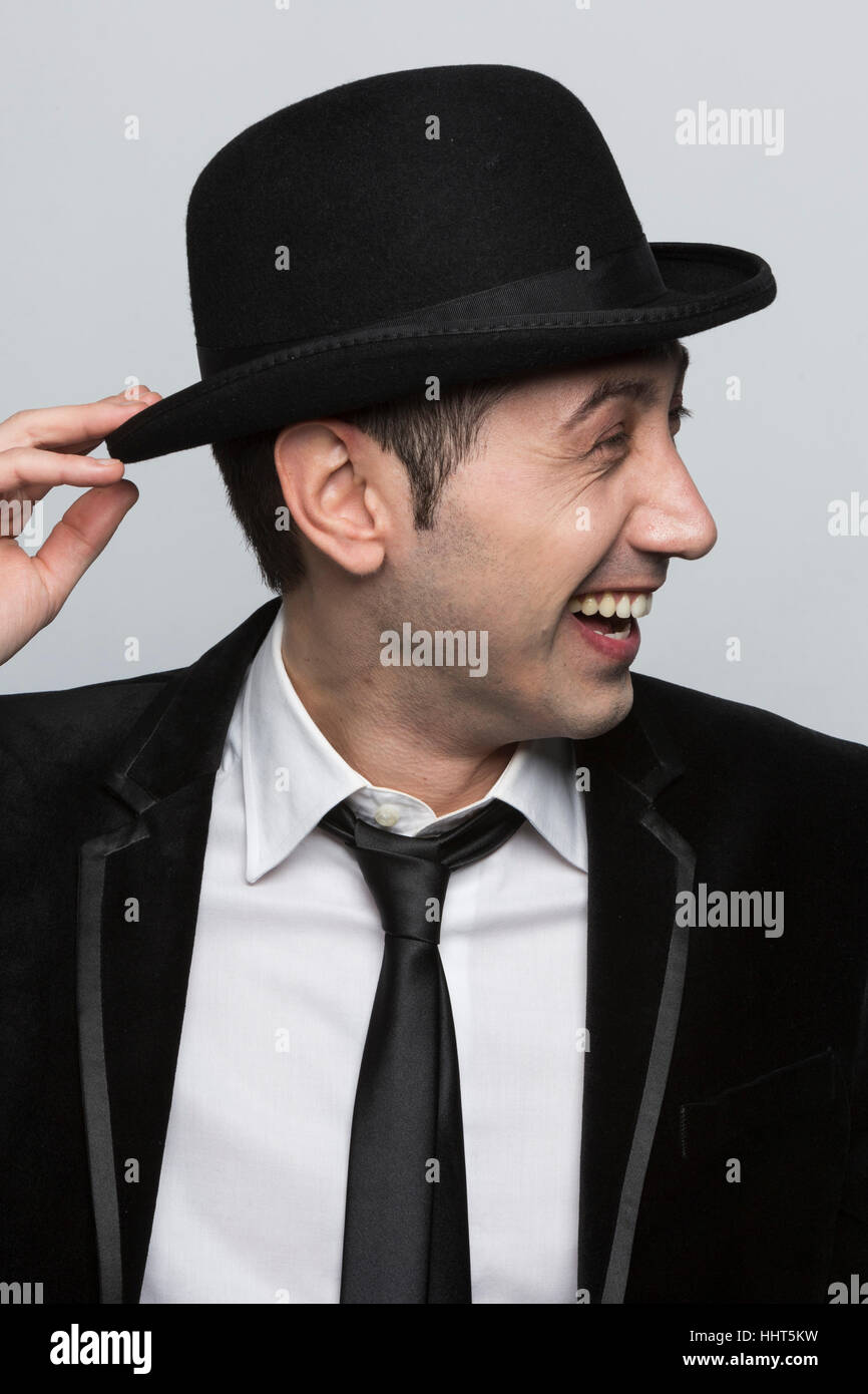 Ritratto di uomo che indossa un nero Bowler cappello e un abito nero Foto Stock