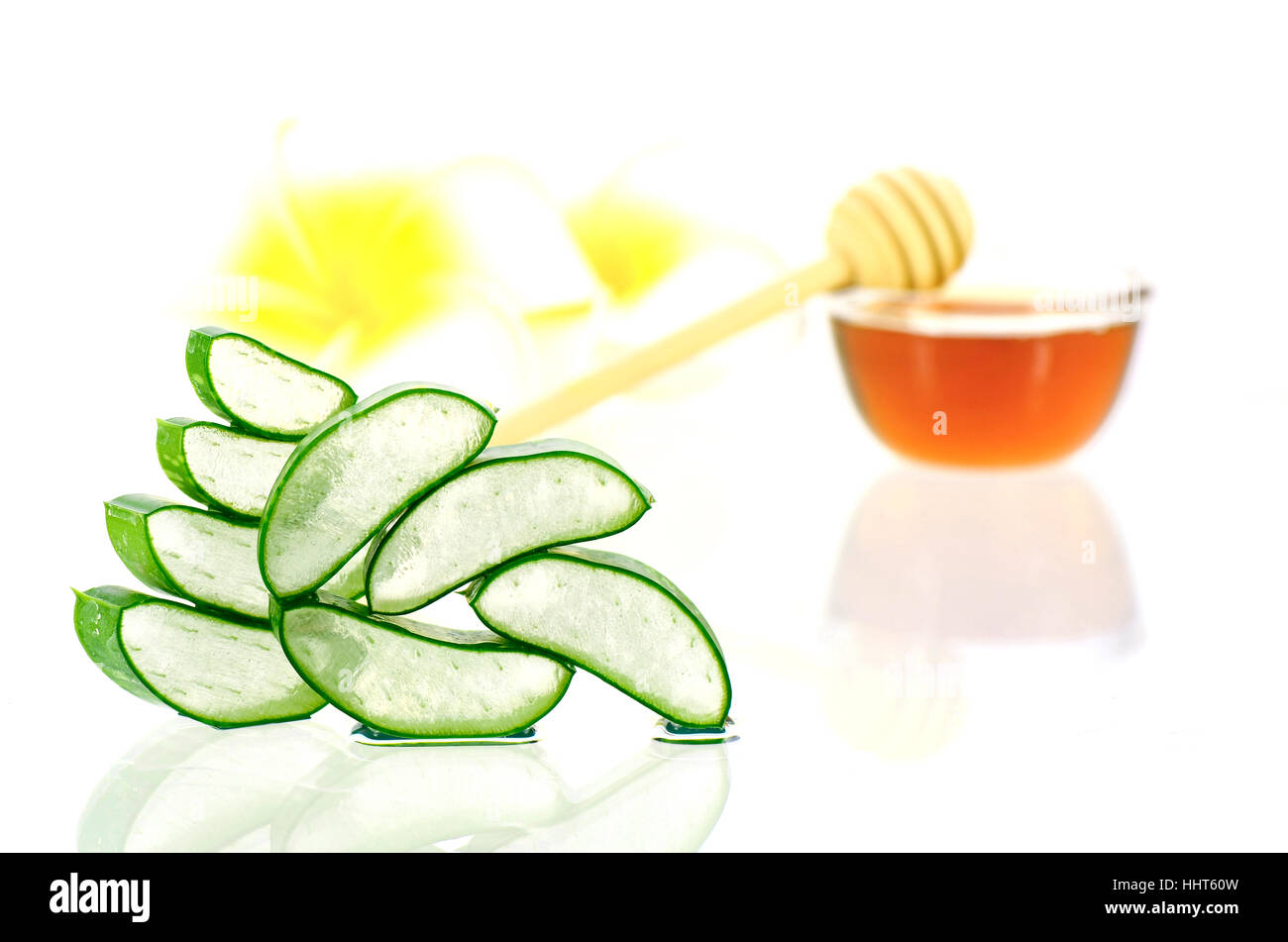 Aloe vera e miele per i capelli e per il trattamento del viso pasta ingredienti maschera su sfondo bianco. Foto Stock