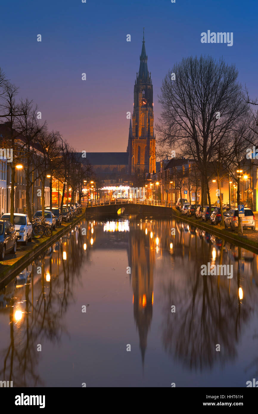 La nuova Chiesa riflessa in un canale di Delft nei Paesi Bassi durante la notte. Foto Stock