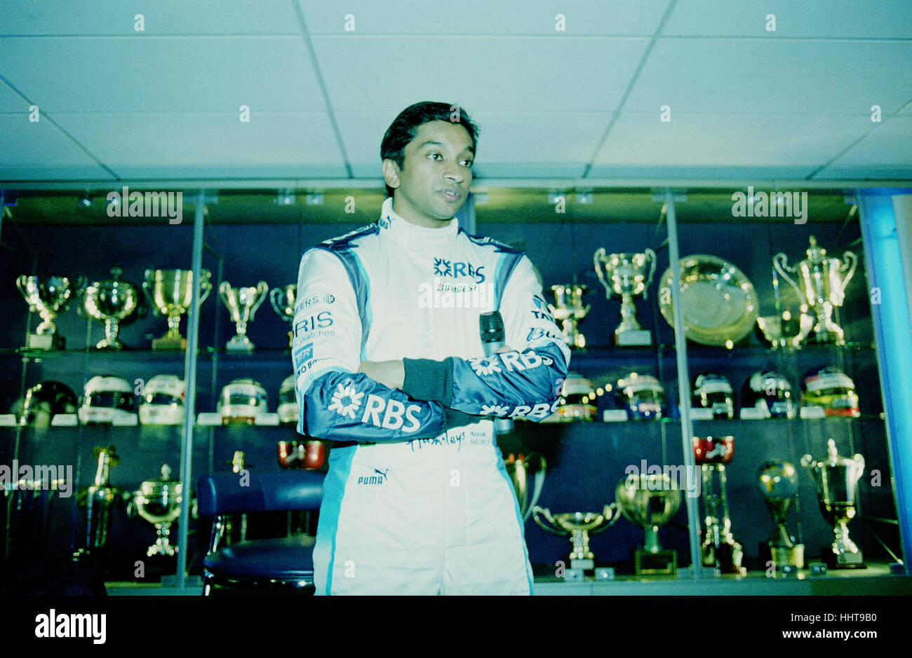 Indian driver di Formula Uno Narain Karthikeyan prende domande dalla stampa in occasione del lancio del 2006 Williams F1 auto a loro HQ in Grove Oxfordshire Foto Stock