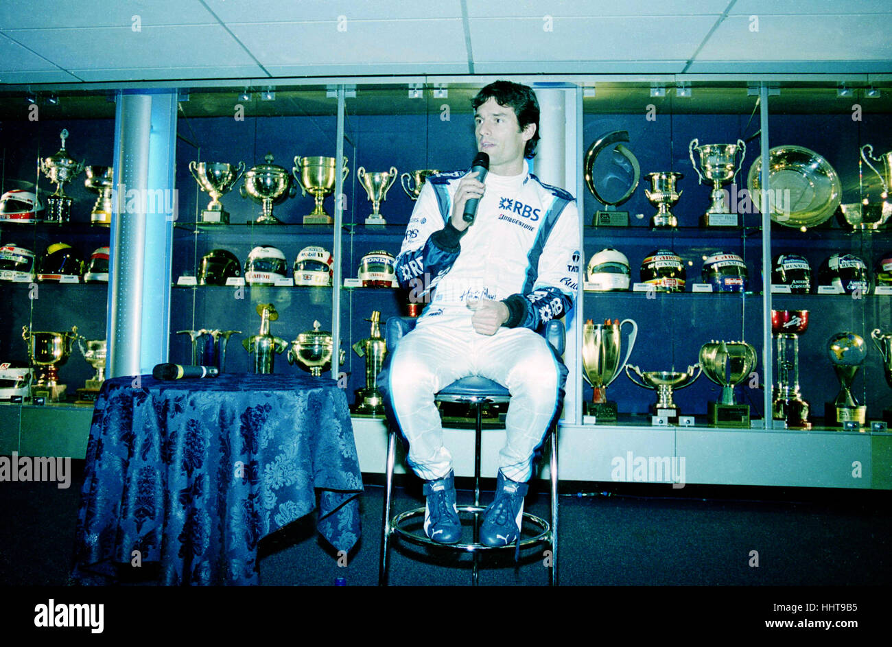 Australian Formula One driver Mark Webber tiene domande dalla stampa in occasione del lancio del 2006 Williams F1 auto a loro HQ in Grove Oxfordshire Foto Stock