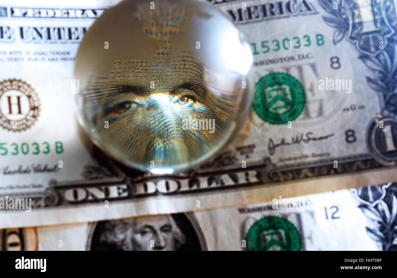 George Washington closeup occhio sotto cristal globe sul dollaro nota Foto Stock