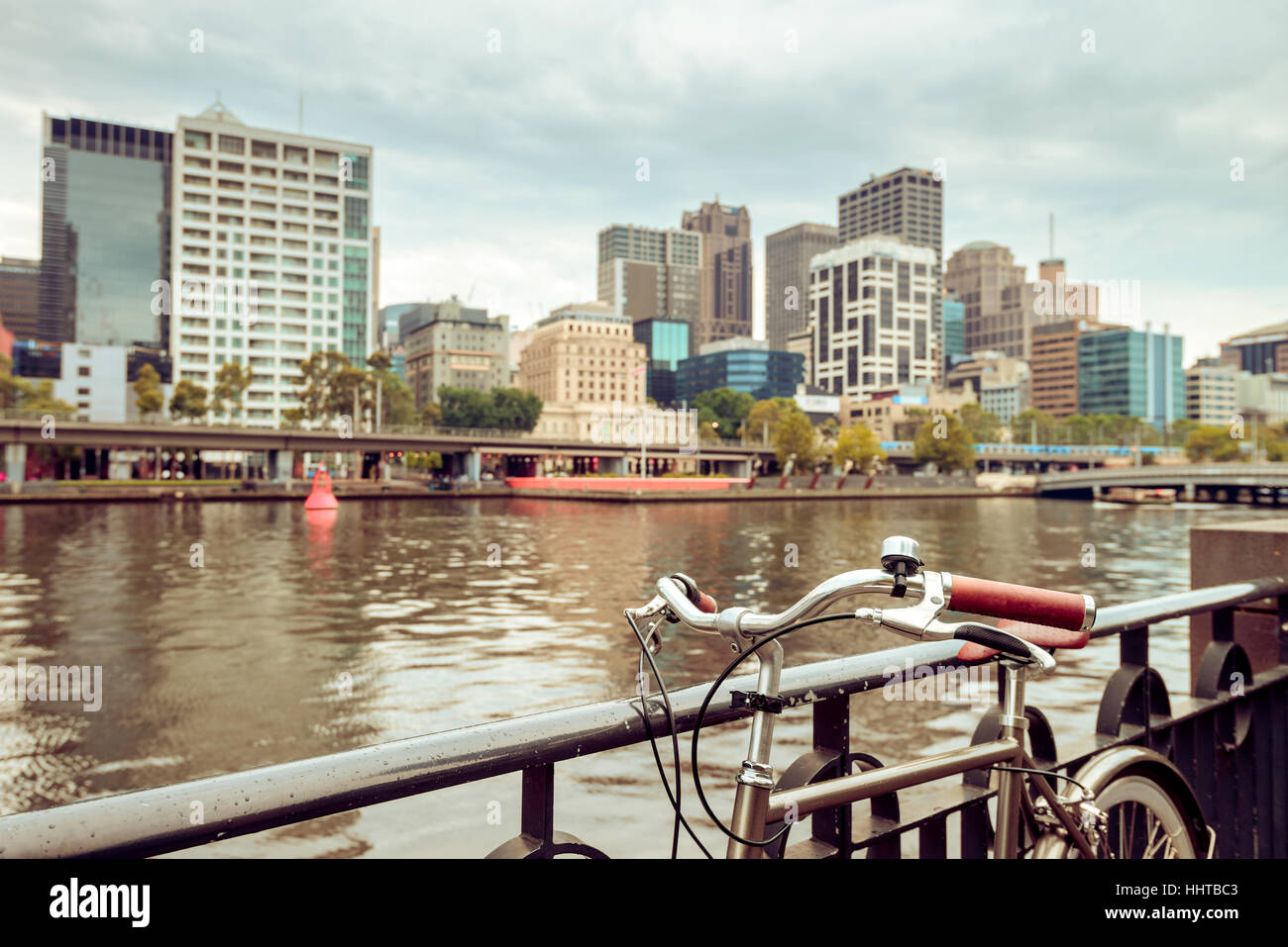 In stile vintage biciclette parcheggiate nel CBD di Melbourne e vicino al fiume Yarra Foto Stock