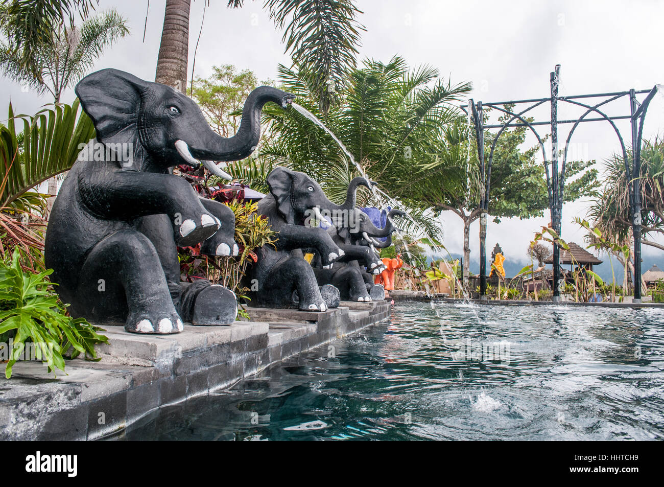 Fontana dell'elefante a Toya Devasya hotsprings, Bali, Indonesia Foto Stock