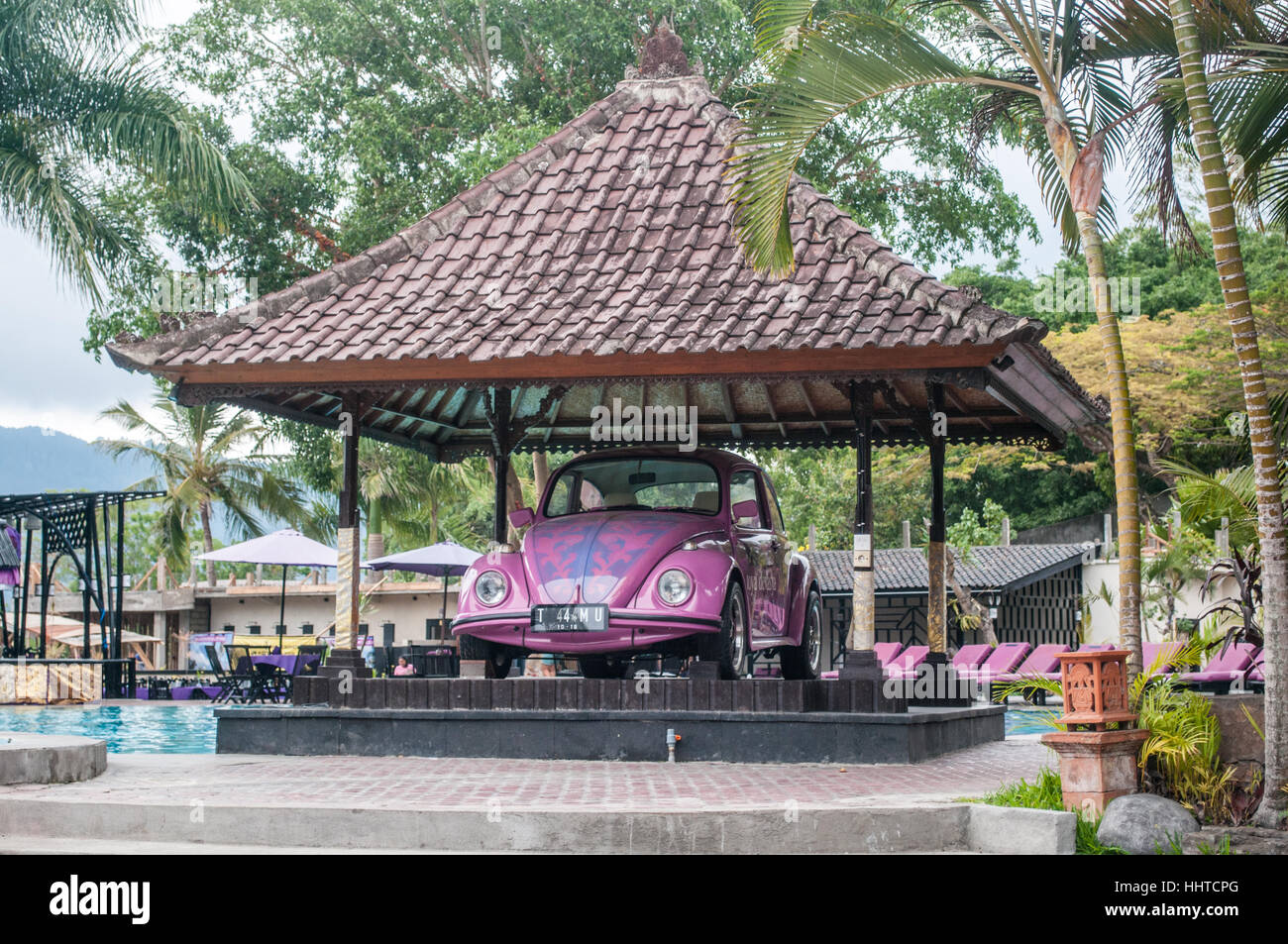 Vecchia Volkswagen maggiolino auto rosa, toya devasya, Bali, Indonesia Foto Stock