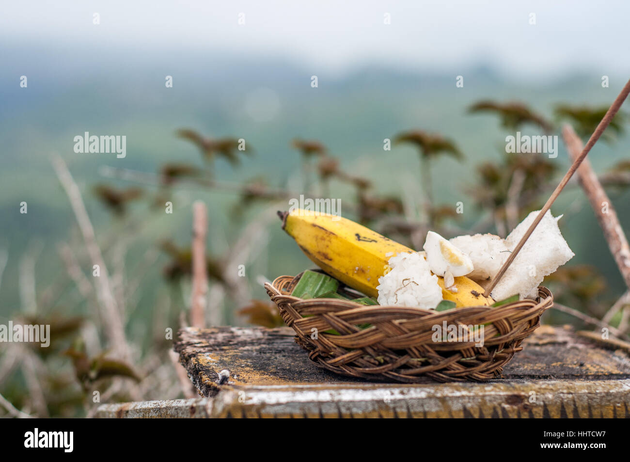 Le offerte agli dèi, con le banane e il riso, Monte Batur Bali, Indonesia Foto Stock