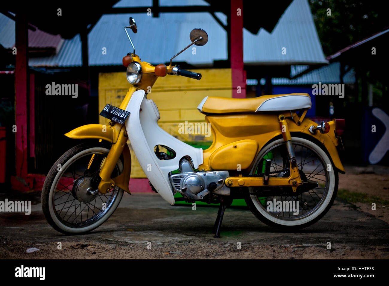 Una Honda C70 parcheggiata in un mercato del pesce di Banda Aceh, Indonesia Foto Stock