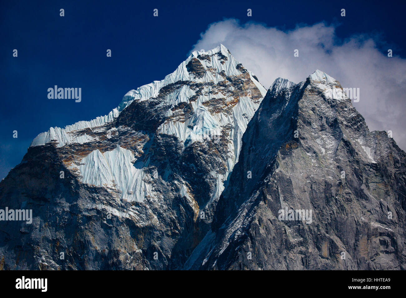 Nuvole la corsa di una catena montuosa visto da un campo base Everest Foto Stock