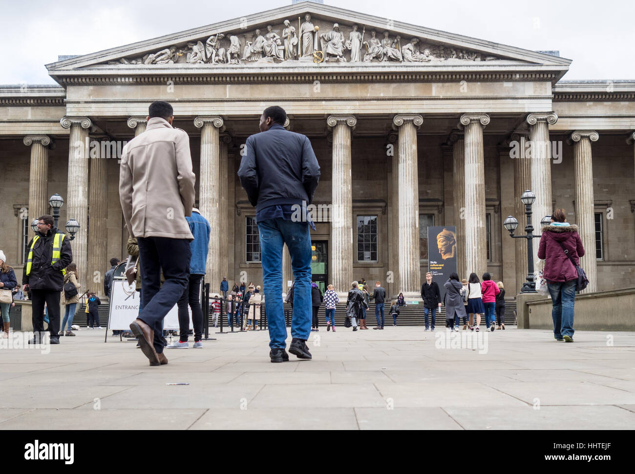 I visitatori a camminare verso il British Museum di Londra Foto Stock