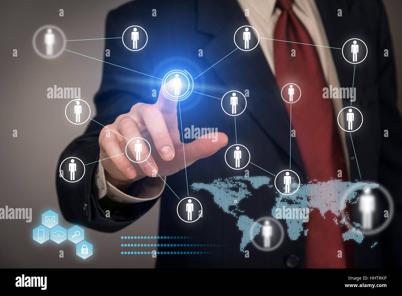 Imprenditore utilizzando virtual touch screen Foto Stock