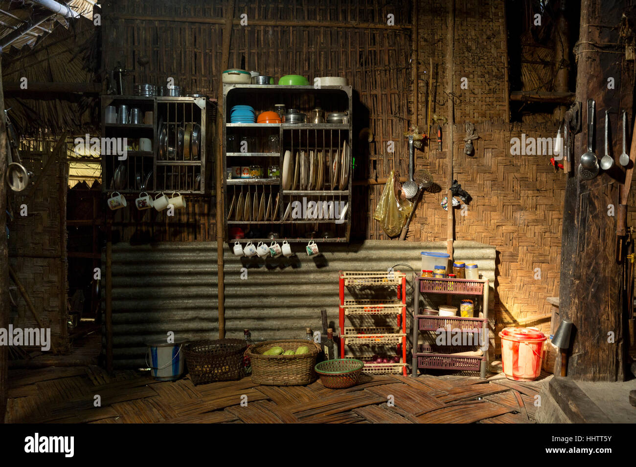 Longhouse tradizionali, Paniduria Nocte tribù, Lapnan Village, Tirap District, Arunachal Pradesh, India. Foto Stock