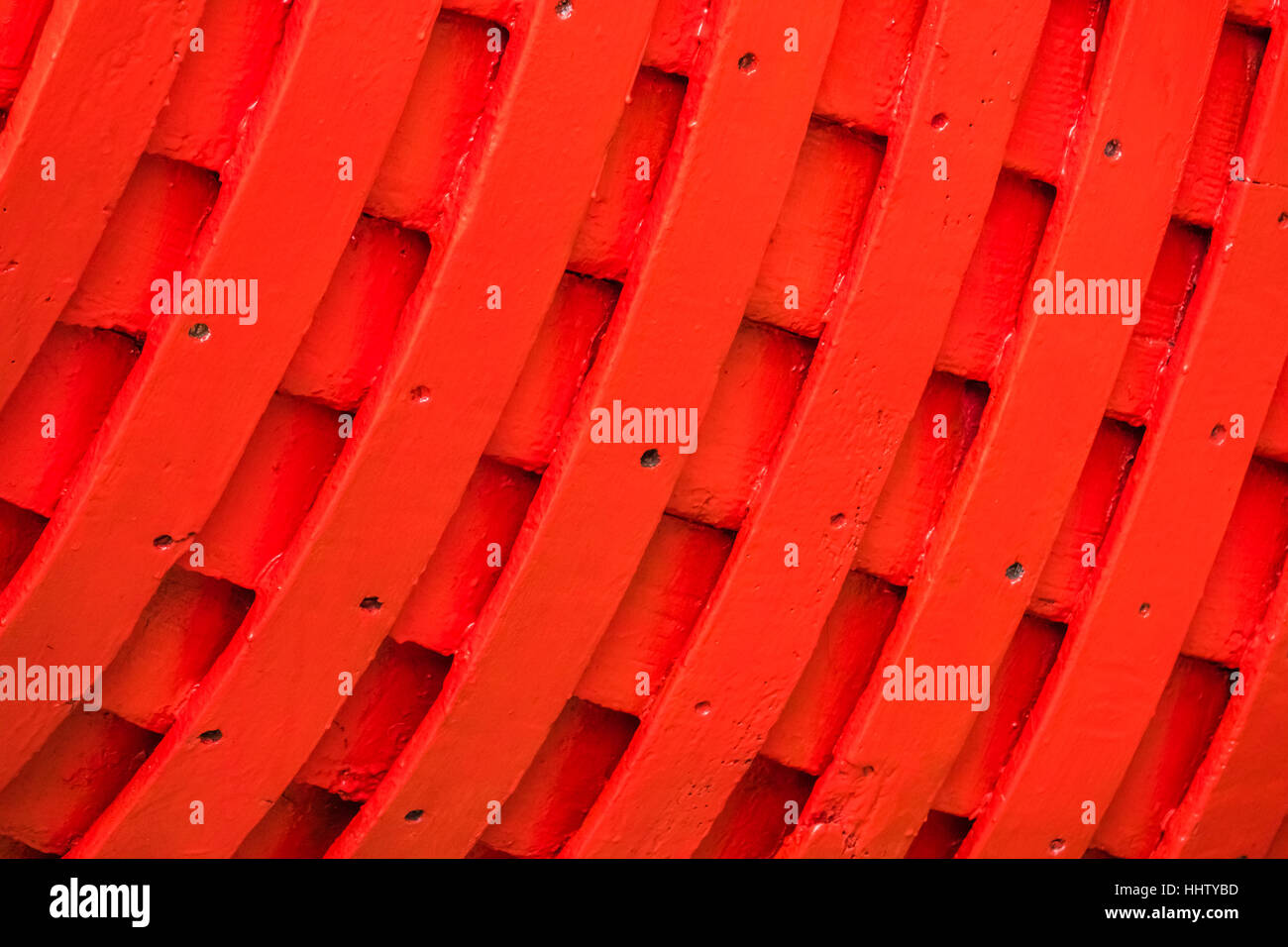 Righe rosse di legno verniciato lato di una barca dei pescatori Foto Stock