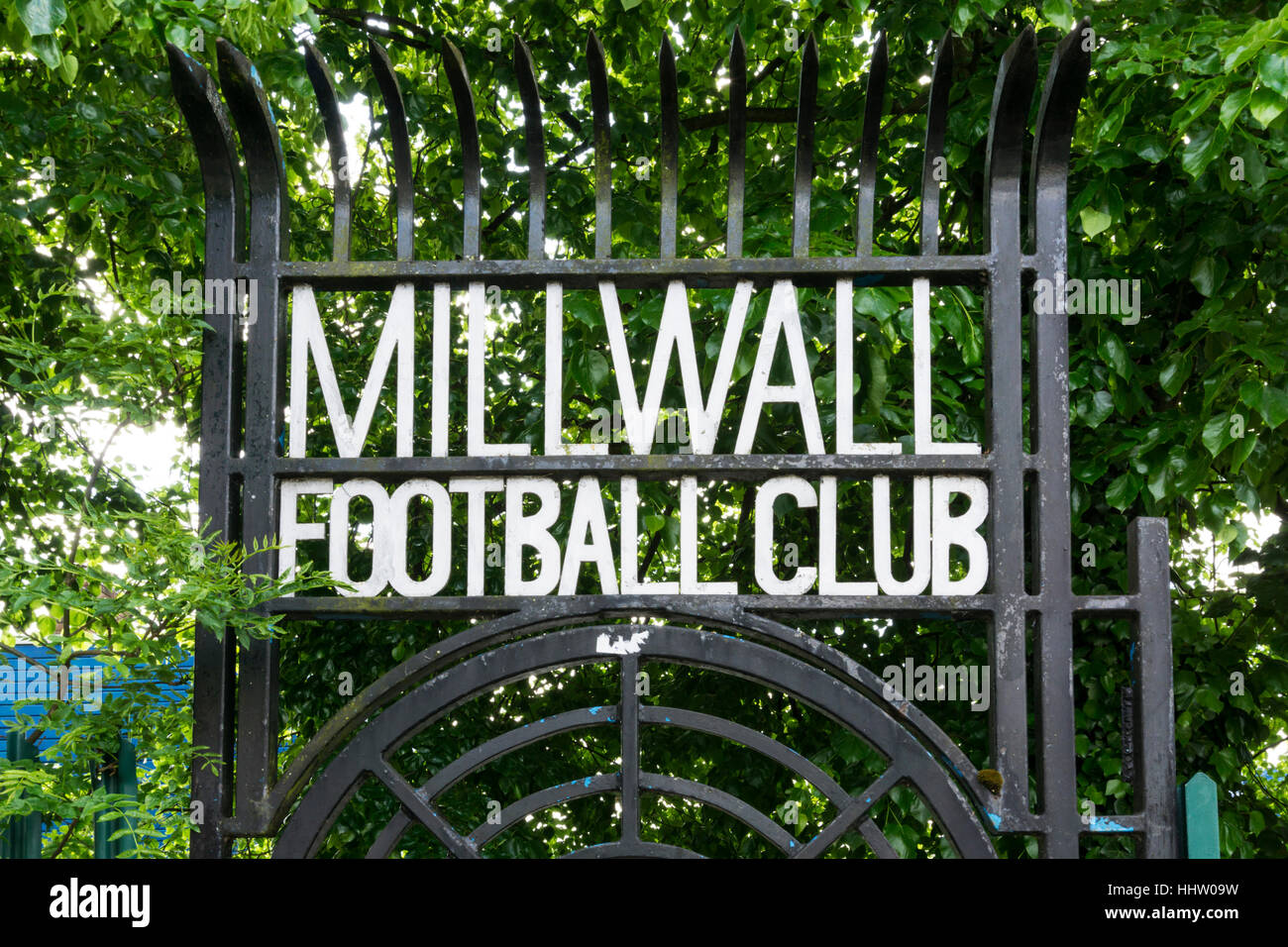 Il nome di Millwall Football Club all'ingresso al loro campo di allenamento nel sud di Londra. Foto Stock