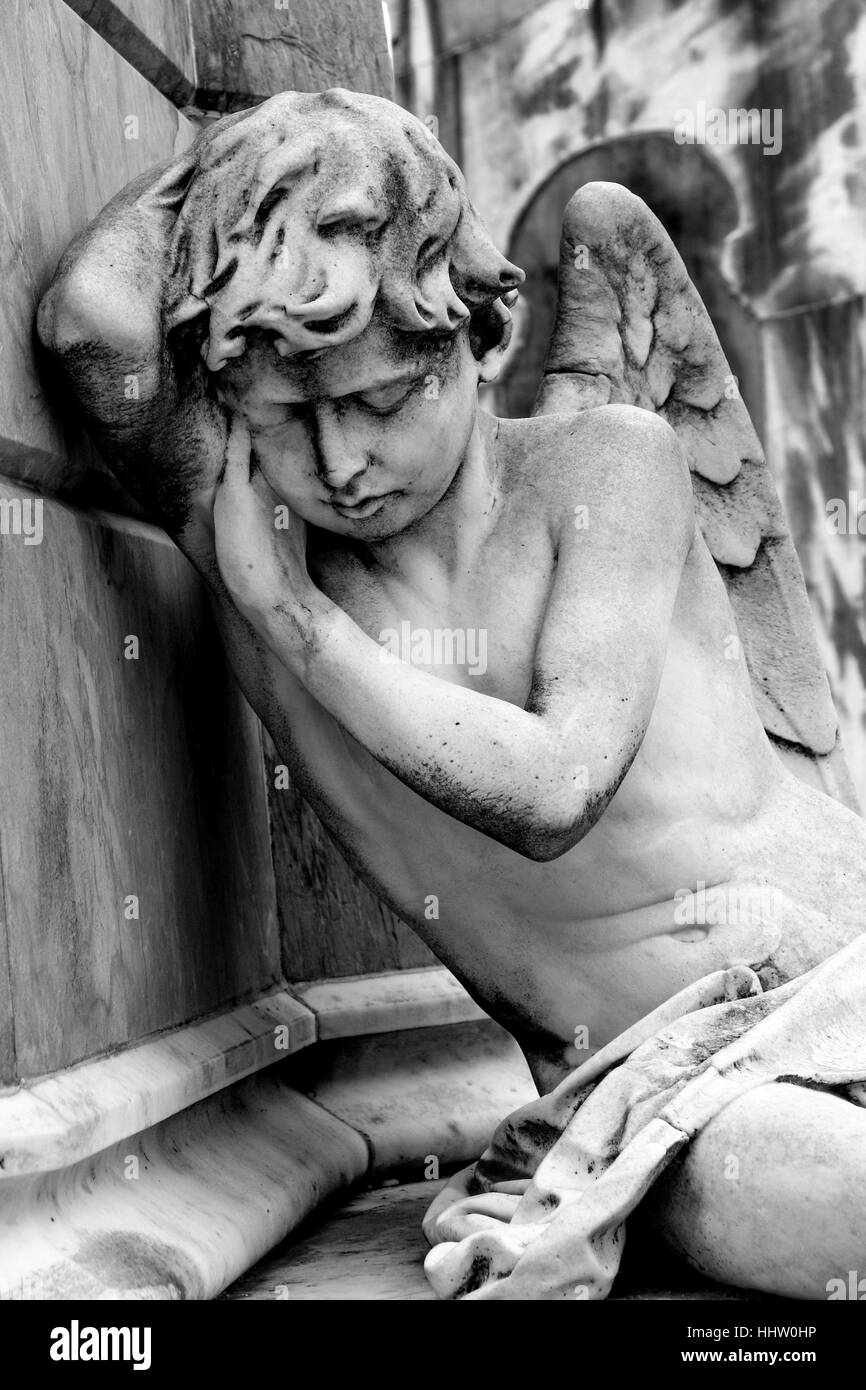 In lutto per Angelo statua nel cimitero di Recoleta, Buenos Aires, Argentina. Foto Stock