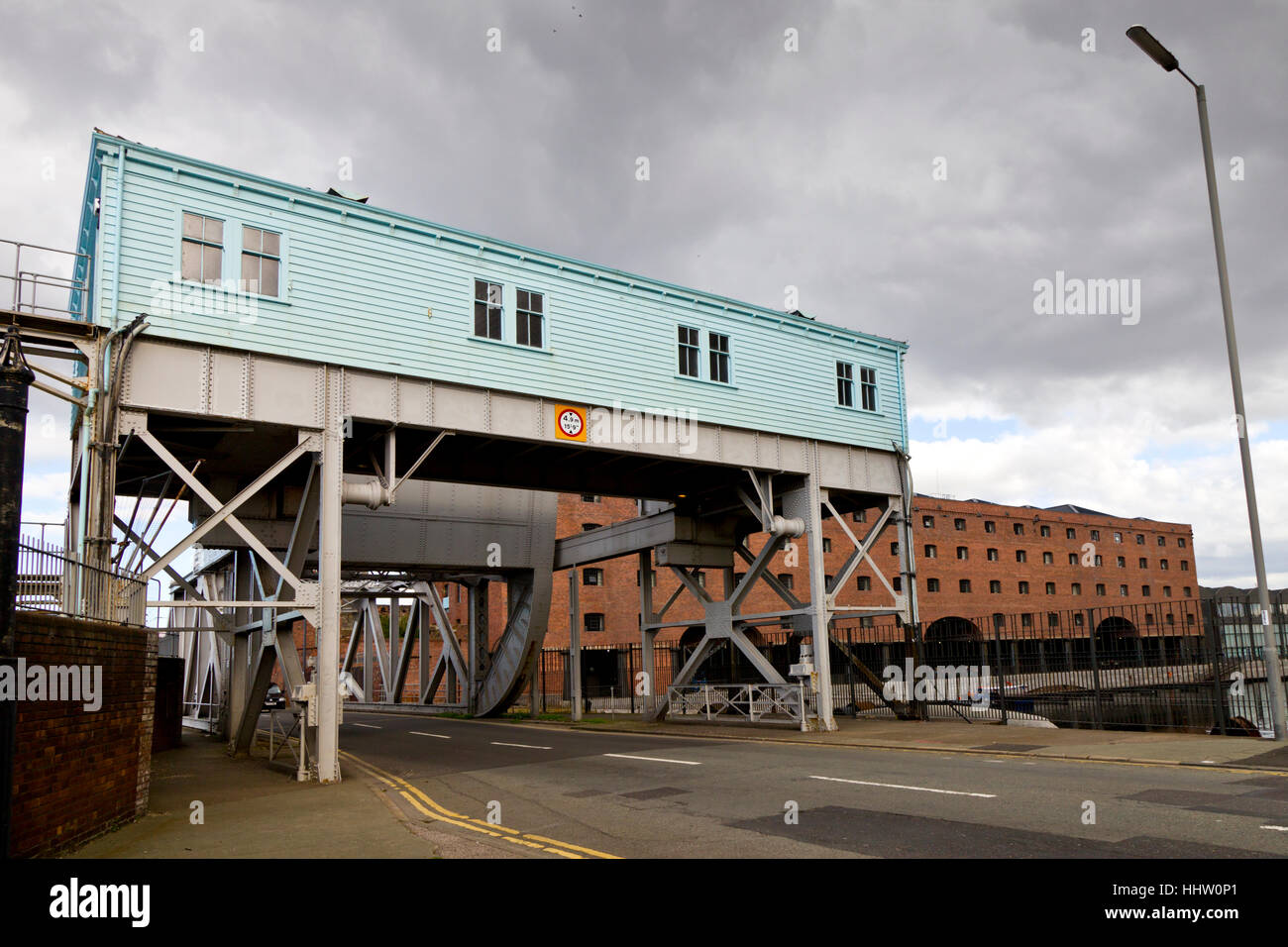 La sala macchine della Stanley Docks ponte mobile con il magazzino di tabacco in background Foto Stock