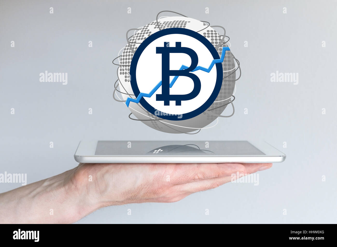 Aumento della bitcoin globale Tasso di cambio valuta concetto con mano azienda tablet Foto Stock