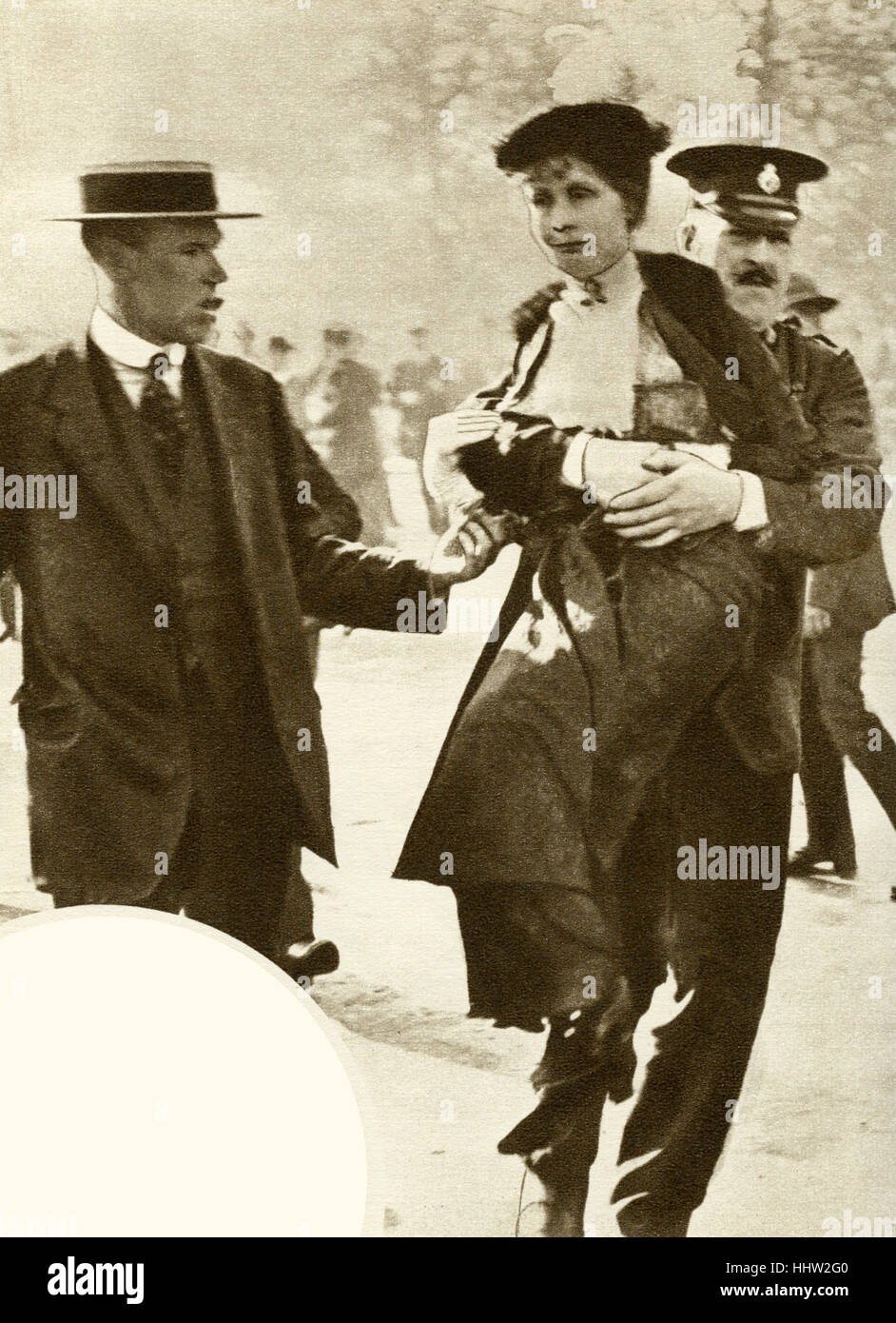 Suffragette Emmeline Pankhurst (15 luglio 1858 - 14 giugno 1928) è arrestato per l'ottava volta in tre anni. Al di fuori di Buckingham Foto Stock