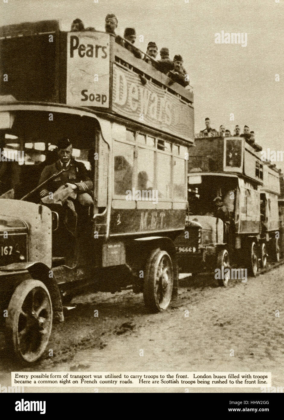 WW1 truppe scozzesi che vengono adottate per la parte anteriore sul double decker gli autobus del trasporto pubblico, 1914. Foto Stock