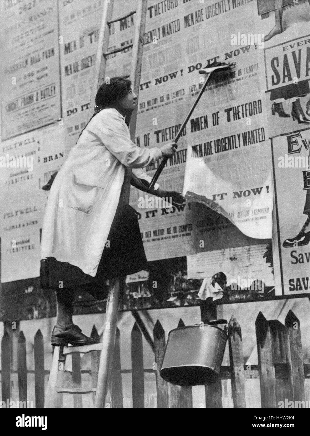 Donna mettendo il reclutamento di poster con lo slogan "ora! Gli uomini sono urgentemente wanted' durante la Prima Guerra Mondiale, 1918 Foto Stock