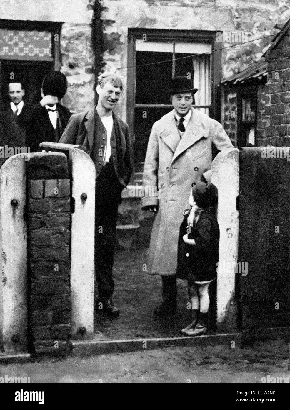 Il Principe di Galles (più tardi Edward VIII) in Durham, visitando la casa di un minatore in un tour della città mineraria di acquisire esperienza con le condizioni dell'industria del carbone, 1929. Foto Stock