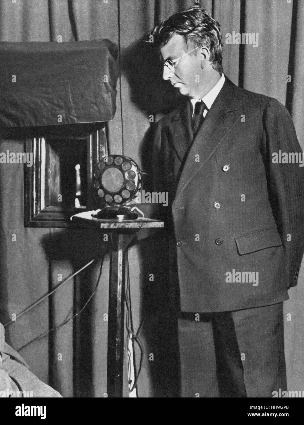 John Logie Baird (14 agosto 1888 - 14 giugno 1946), ingegnere scozzese e uno degli inventori della televisione meccanica. Guardare Foto Stock