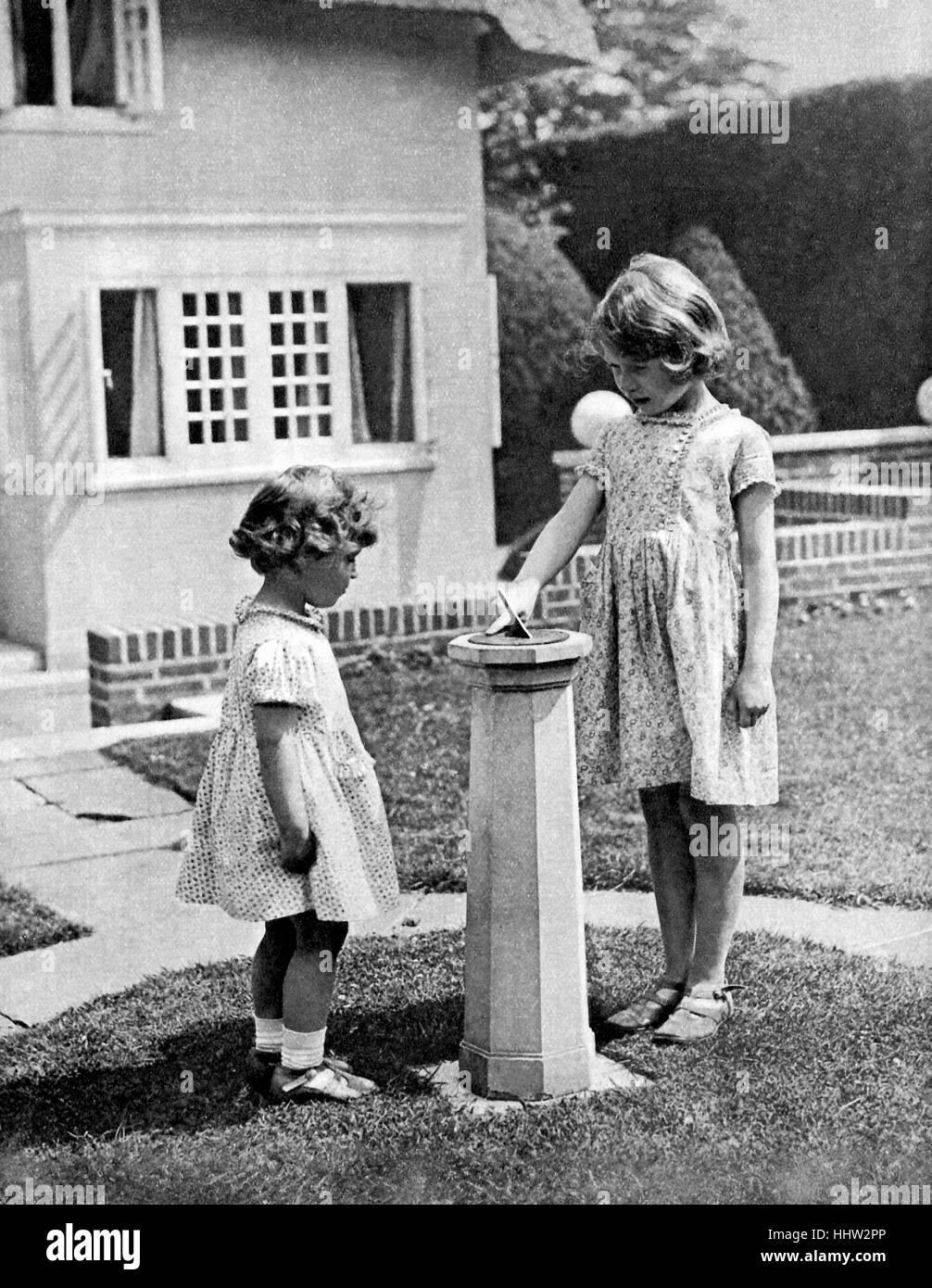 La Principessa Elisabetta (a diventare la Regina Elisabetta II) e la principessa Margaret come figli nella "motivi" del modello di casa - Y Foto Stock