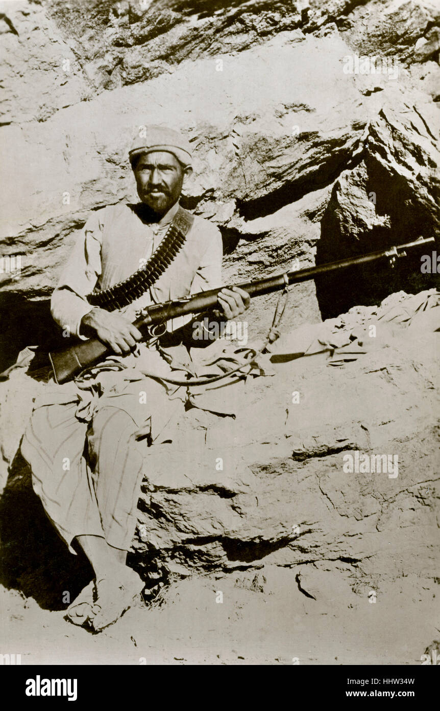 Afridi tribesman con un fucile, Khyber Pass, Pakistan (confine con l Afghanistan, Spin Ghar montagne). Inizio del XX secolo la cartolina Foto Stock