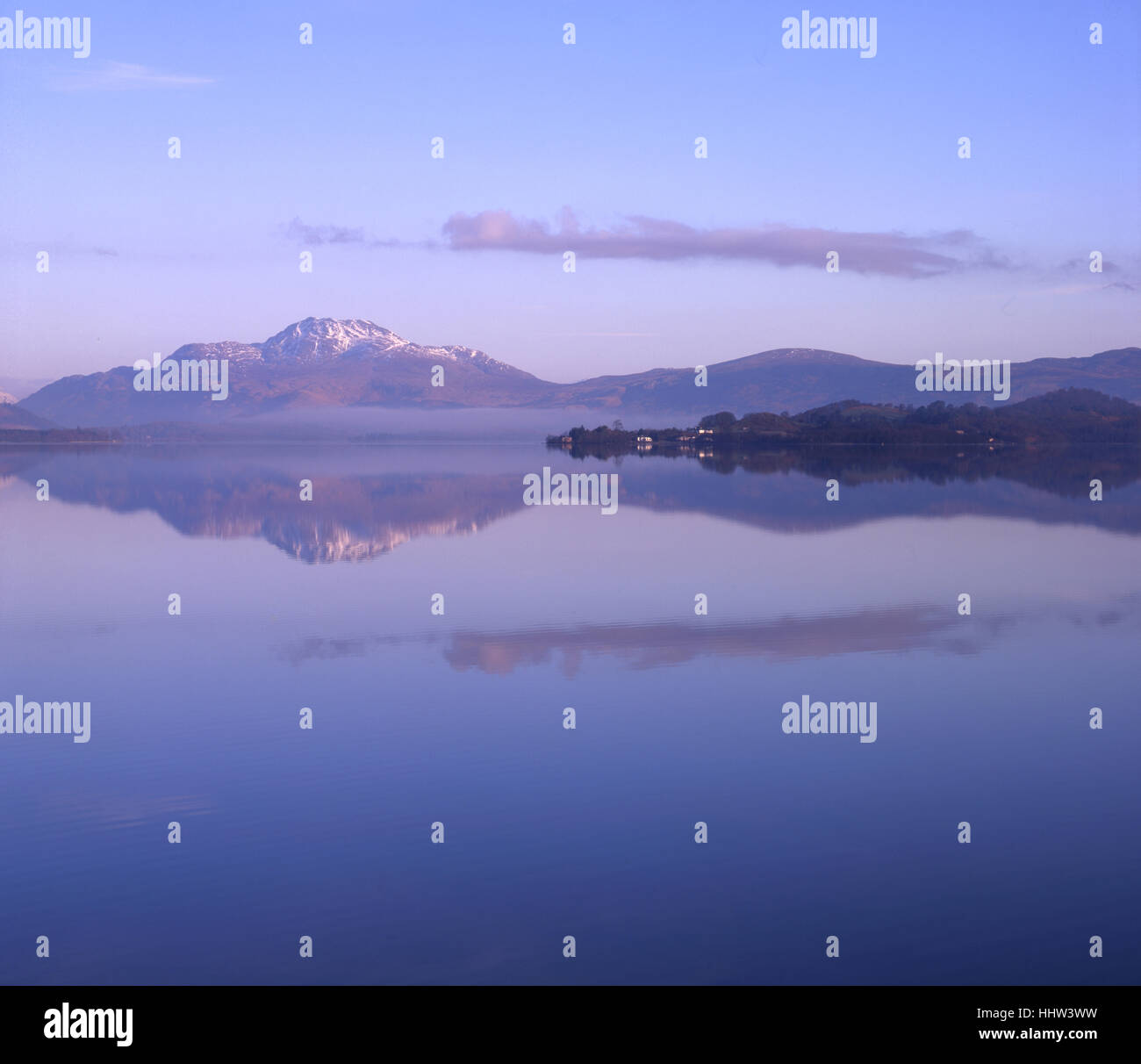 Tranquillo riflessioni sul Loch Lomond con Ben Lomond in vista.Dumbartonshire. Foto Stock