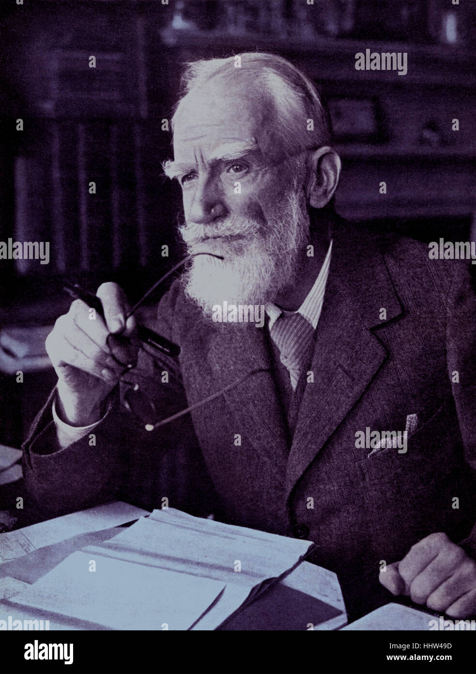 George Bernard Shaw - Ritratto del drammaturgo irlandese, critico e vincitore del Premio Nobel alla sua scrivania. 26 Luglio 1856 - 2 Novembre Foto Stock