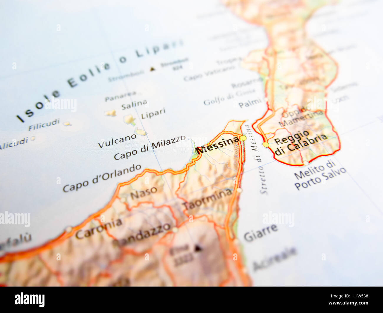 La città di Messina su una mappa stradale (Italia) Foto Stock